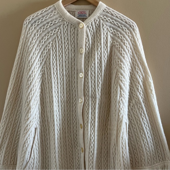 Vintage Sally Gee Women’s Cream Knit Boho Hippie Button Up Poncho Fit Up To XL - Picture 7 of 11
